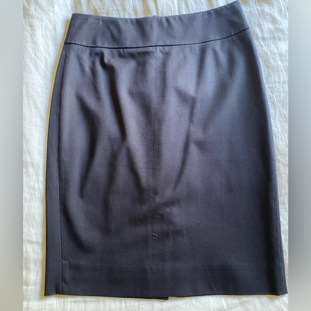 J. Crew pencil skirt size 6, in classic black, very good condition.